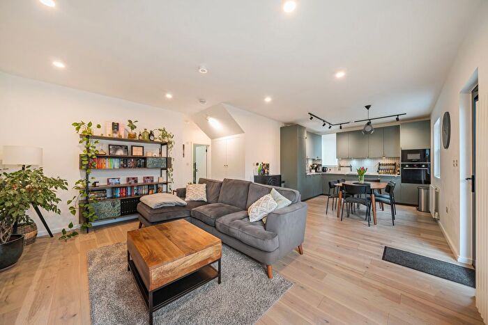 2 Bedroom Flat For Sale In Ravenscroft Road, Beckenham, BR3