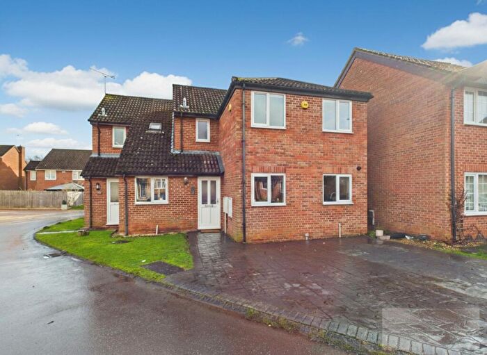 3 Bedroom Semi Detached House For Sale In Dundas Close, Abingdon, OX14