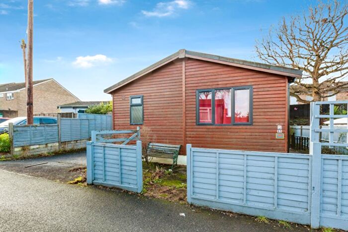 2 Bedroom Mobile Home For Sale In Brownfield Gardens, Maidenhead, Berkshire, SL6