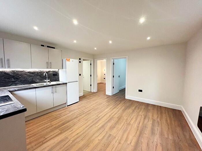 2 Bedroom Apartment To Rent In Woodlands, London, NW11