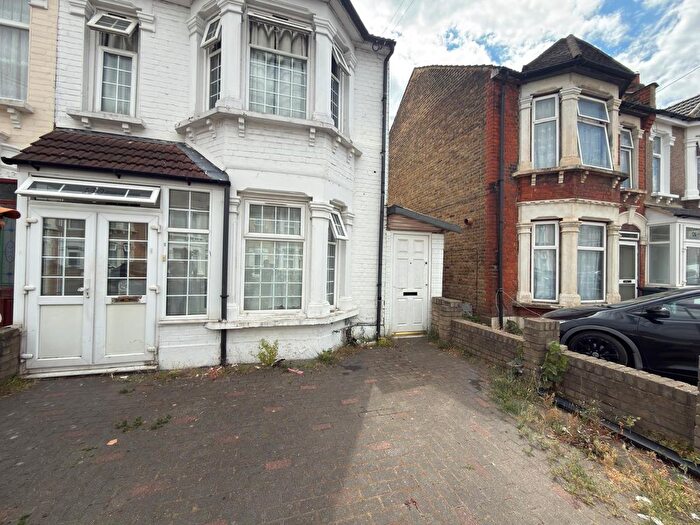 5 Bedroom Semi-Detached House To Rent In Ilford, IG1