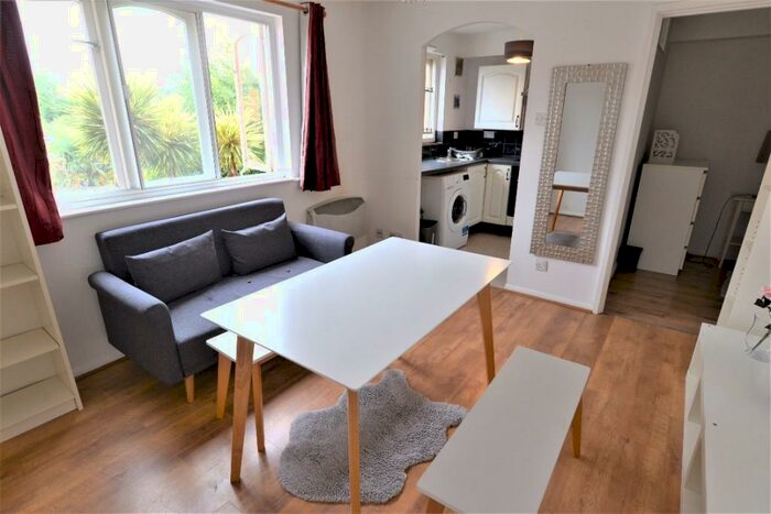 1 Bedroom Apartment To Rent In John Silkin Lane, London, SE8