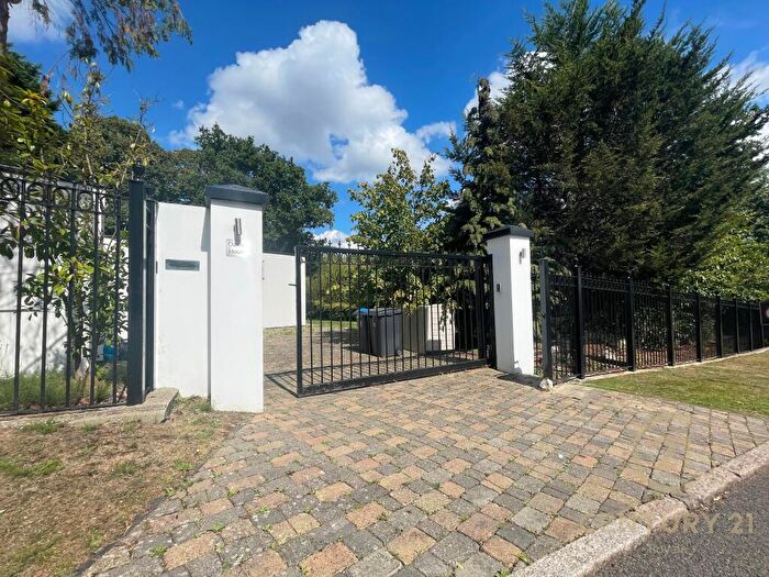 3 Bedroom Detached House To Rent In Coombe Park Kingston Upon Thames, KT2