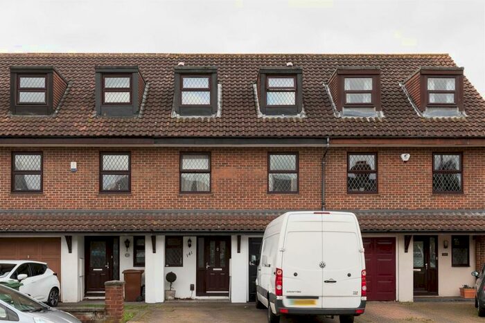 5 Bedroom House To Rent In The Ridgeway, Chingford, E4