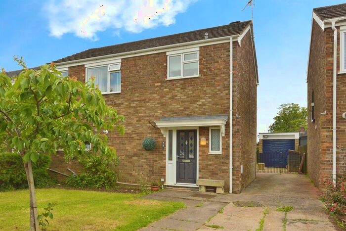 3 Bedroom Detached House For Sale In Mansel Close, Cosgrove, Milton Keynes, MK19