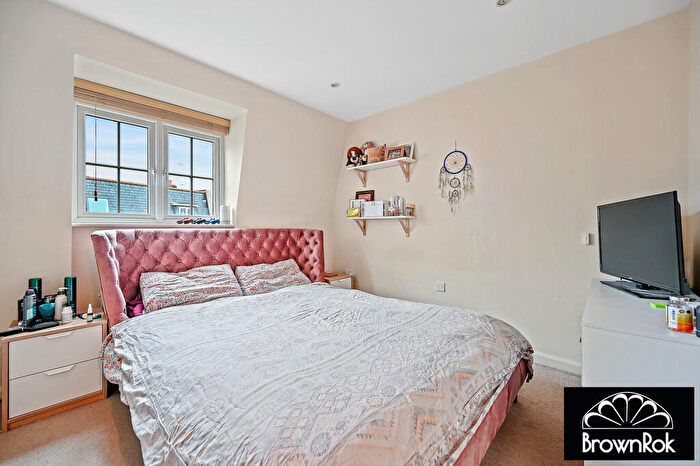 2 Bedroom Apartment To Rent In Great North Road, Hatfield, AL9