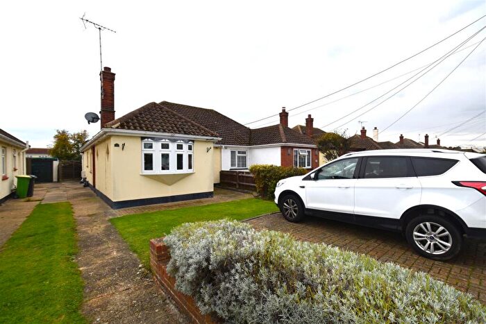 3 Bedroom Semi-Detached Bungalow For Sale In Princess Gardens, Rochford, SS4