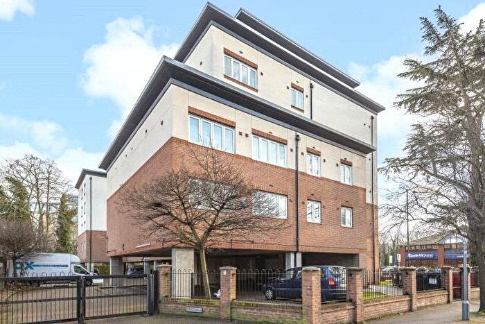 2 Bedroom Apartment For Sale In Bath Road, Slough, SL1