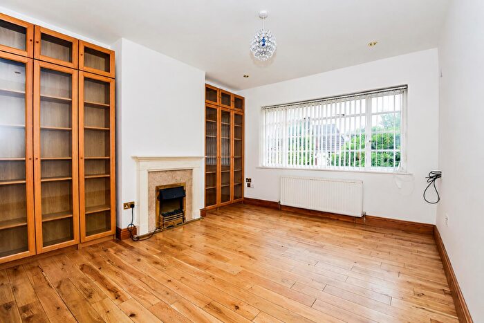 2 Bedroom Apartment For Sale In Ossulton Way, East Finchley, London, N2