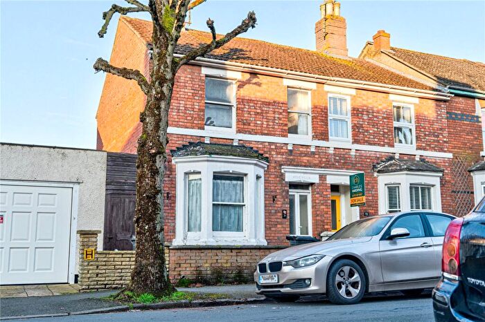 3 Bedroom End Of Terrace House For Sale In Avenue Road, Old Town, Swindon, Wiltshire, SN1