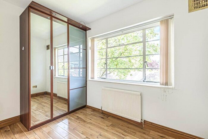 2 Bedroom Apartment To Rent In Ossulton Way, London, N2
