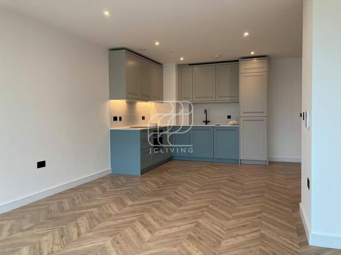 1 Bedroom Flat To Rent In Brook Street, Kingston Upon Thames, KT1