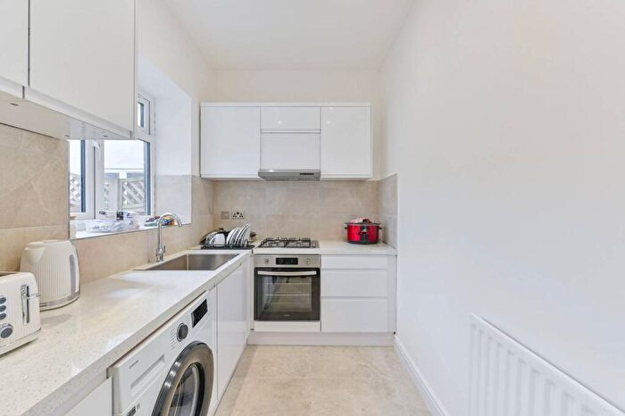 1 Bedroom Flat For Sale In Southampton Way, Peckham, London, SE5