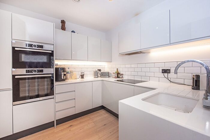 2 Bedroom Flat To Rent In Balham High Road, London, SW12