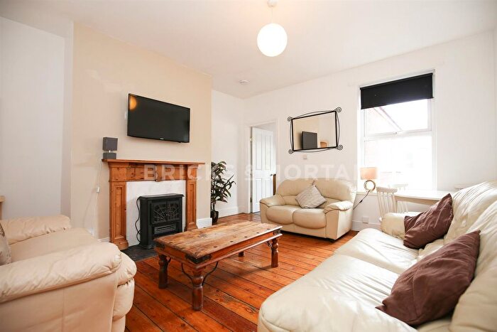 3 Bedroom Flat To Rent In South View West, Heaton, Newcastle Upon Tyne, NE6