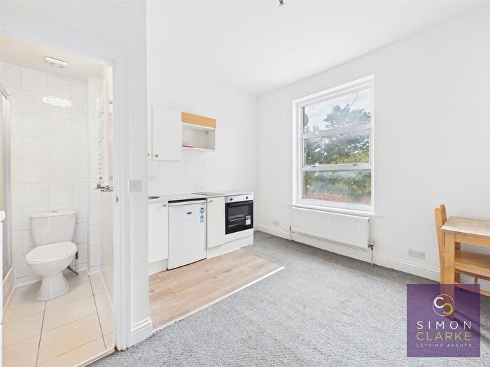 Studio To Rent In Station Road, London, N3