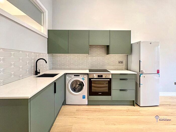 1 Bedroom Flat To Rent In Waterloo House, PO7