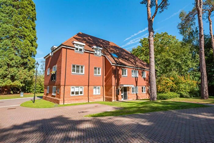 2 Bedroom Apartment For Sale In White Wood Vale, Frimley, GU16