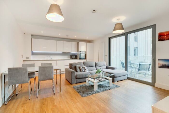 3 Bedroom Apartment To Rent In Boleyn Road London, N16