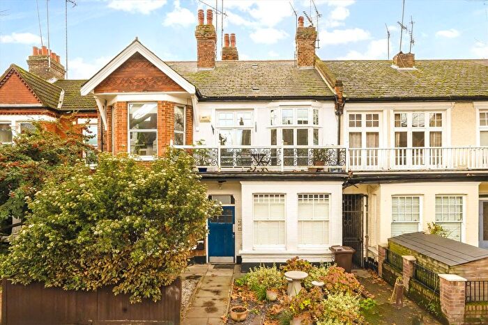 2 Bedroom Flat For Sale In Thorney Hedge Road, Chiswick, W4