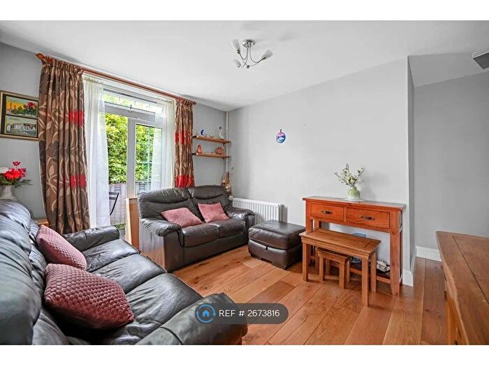 3 Bedroom Flat To Rent In Tilson House, London, SW2