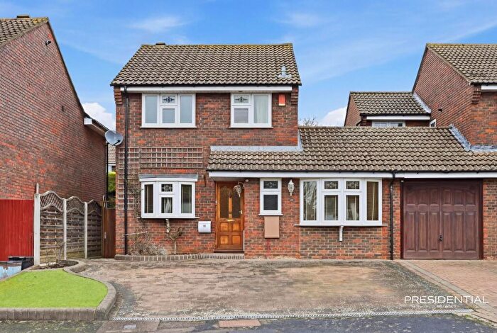 3 Bedroom Link Detached House For Sale In Owen Gardens, Woodford Green, IG8