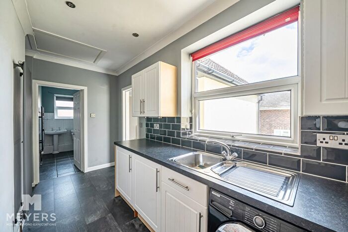 2 Bedroom Flat For Sale In Macauley Road, Broadstone, BH18