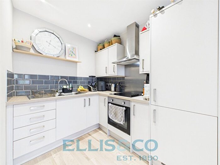 1 Bedroom Flat To Rent In Lyons Crescent, Tonbridge, Kent, TN9