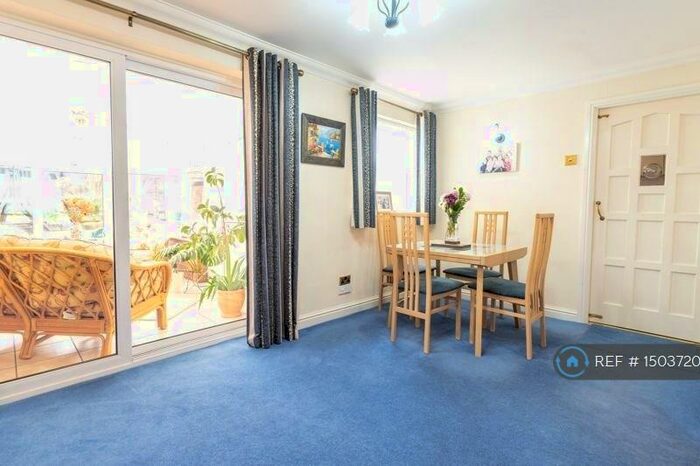 4 Bedroom Semi-Detached House To Rent In Edgmond Close, Redditch, B98