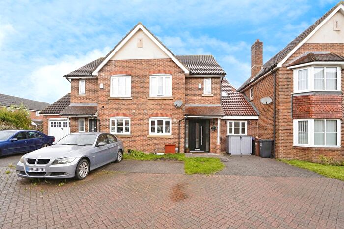 3 Bedroom Link Detached House For Sale In Buttercup Close, Hatfield, AL10