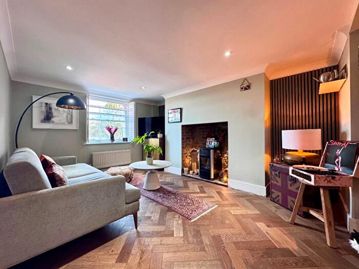 2 Bedroom Flat For Sale In - New Road Avenue, Medway, ME4