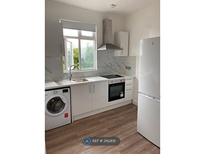 Studio To Rent In Neasden, London, NW10