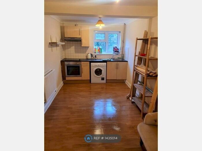 1 Bedroom Flat To Rent In Aldworth Close, Reading, RG30