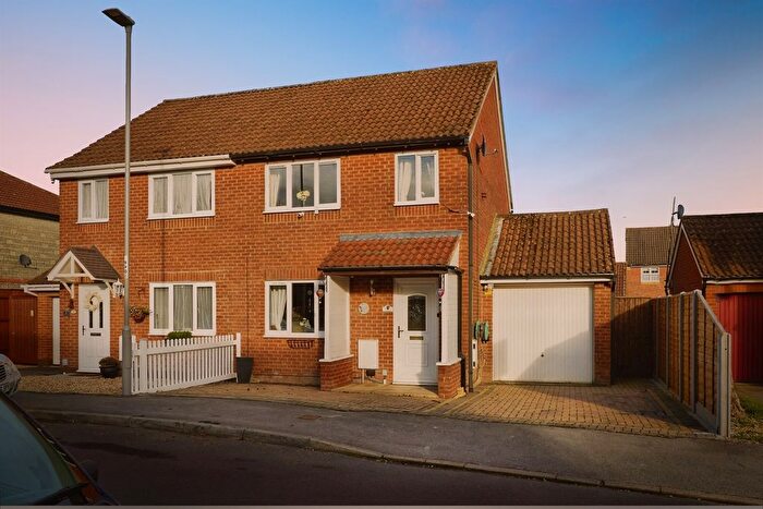 3 Bedroom Semi Detached House For Sale In Beaufoy Close, Shaftesbury, SP7