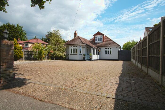 3 Bedroom Detached Bungalow For Sale In Brentwood Road, Dunton, Brentwood, CM13