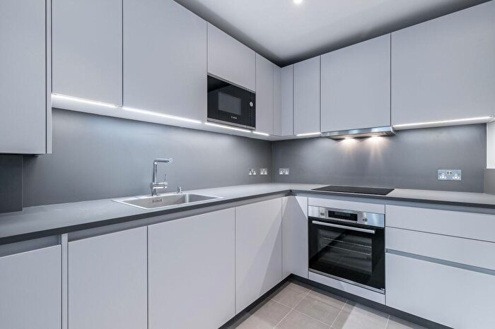 4 Bedroom Flat To Rent In Brondesbury Court Willesden Lane, NW2