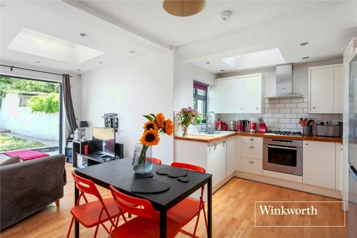 2 Bedroom Apartment To Rent In Long Lane, Finchley, London, N3