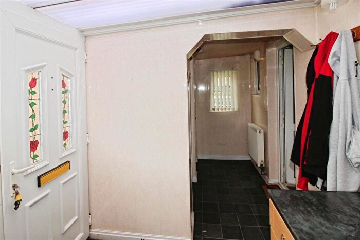 3 Bedroom End Of Terrace House For Sale In Littleham Close, Bransholme, Hull, HU7