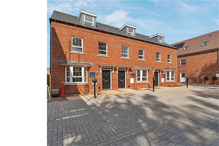 3 Bedroom End Of Terrace House To Rent In Bedroom End Of Terrace House In Farrow Place, Finchampstead, RG40