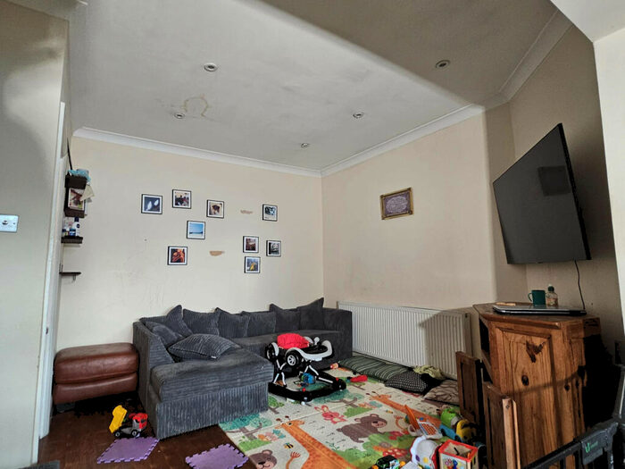3 Bedroom Flat To Rent In Manor Road, Chigwell, Essex, IG7