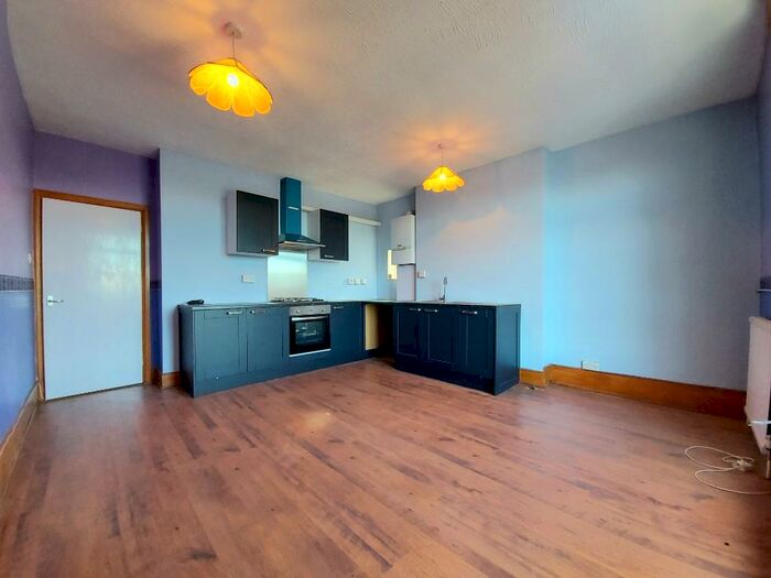 3 Bedroom Flat To Rent In Stanley Road, Carshalton, Surrey, SM5