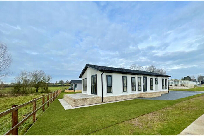 2 Bedroom Park Home For Sale In Tewkesbury, Gloucestershire, GL20