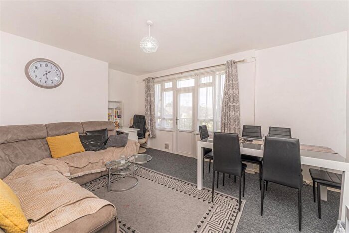 3 Bedroom Flat For Sale In Bouvier Road, Enfield, EN3