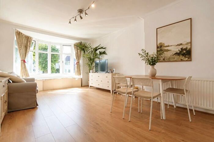 3 Bedroom Flat For Sale In Ashbourne Avenue, Temple Fortune, Barnet, London, NW11