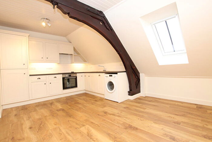 1 Bedroom Flat To Rent In High Street, Middleton Cheney, OX17
