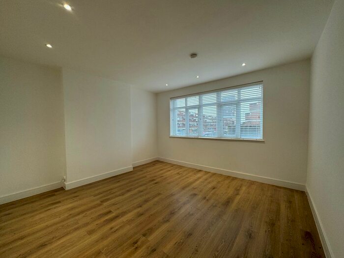 2 Bedroom Flat To Rent In Commercial Road, London, E1