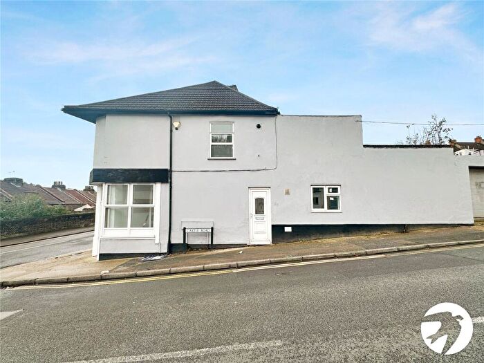 3 Bedroom End Of Terrace House For Sale In Castle Road, Chatham, Kent, ME4