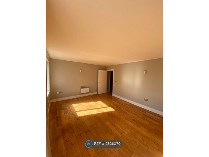 2 Bedroom Flat To Rent In Llanvanor Road, London, NW2