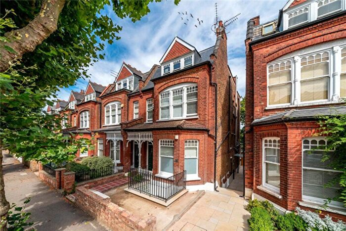 4 Bedroom Maisonette For Sale In Kings Avenue, Muswell Hill, London, N10