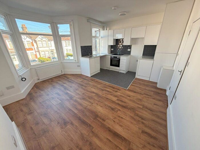 1 Bedroom Flat To Rent In Bedroom Flat – De Vere Gardens, Ilford, IG1